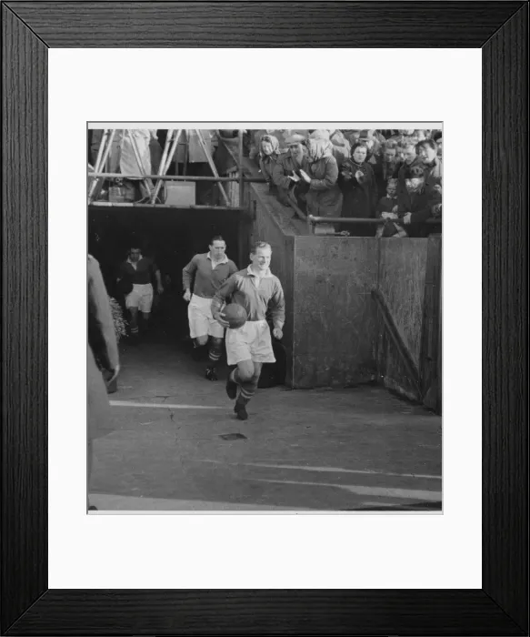 Framed Print : Sir Tom Finney: Preston North End's Legendary Football Star Framed Print : Sir Tom Finney: Preston North End's Legendary Football Star